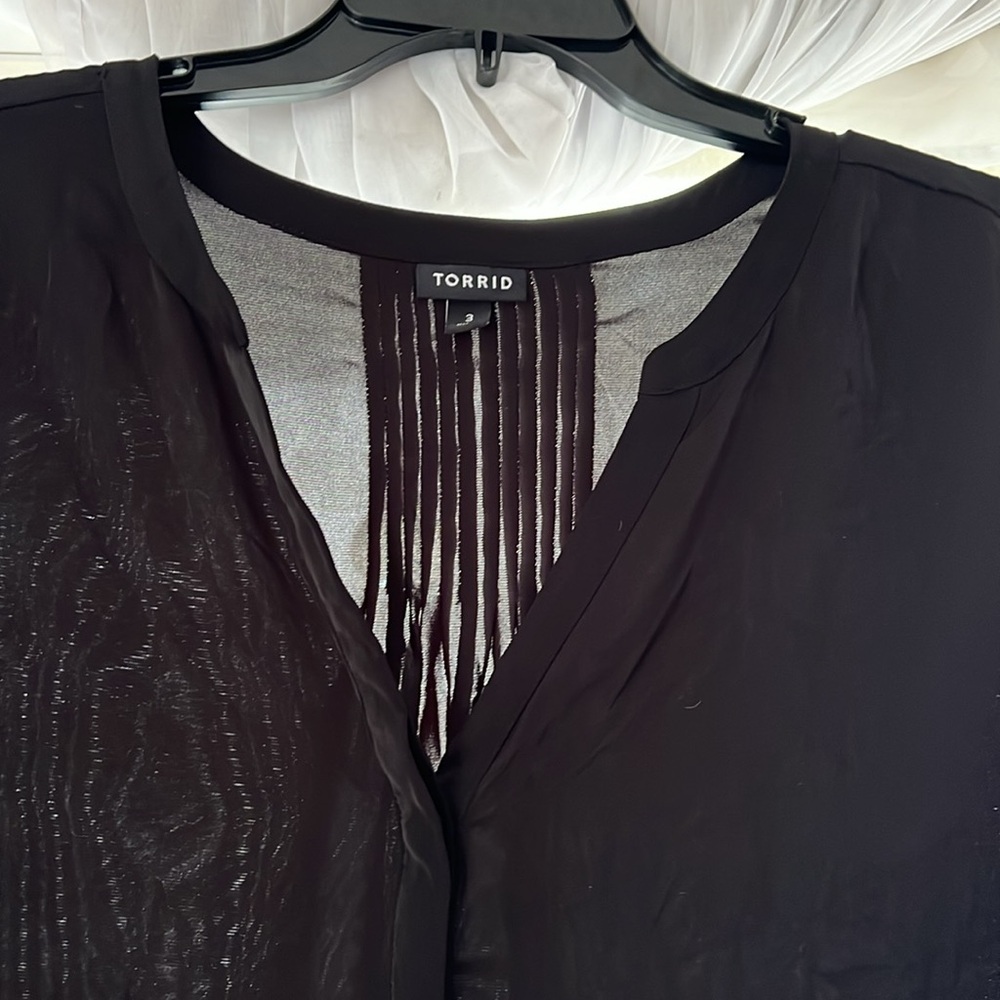 Torrid Black Blouse Sz 3 V Neck Button Down long Sleeve Pleated Back Detail